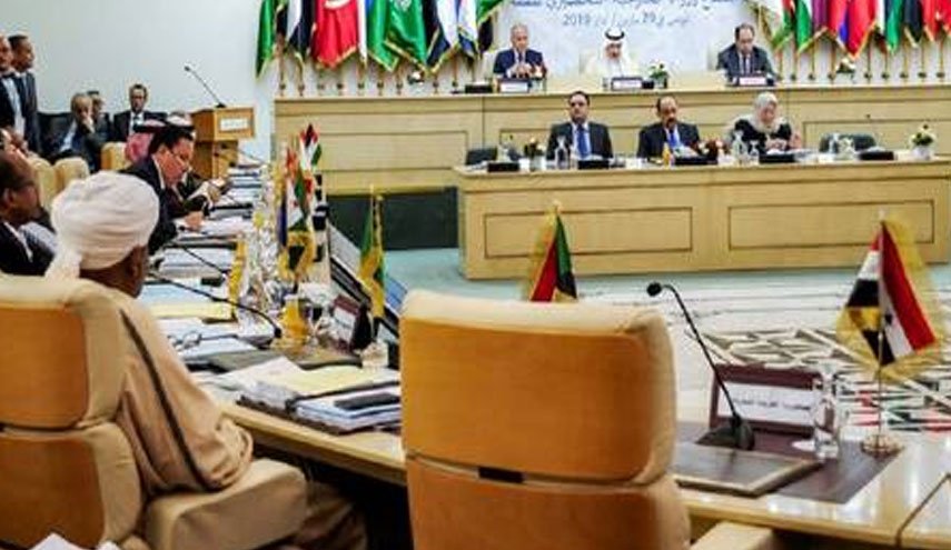 رئيس وزراء قطر في السعودية لحضور اجتماع يبحث إنهاء عزلة سوريا