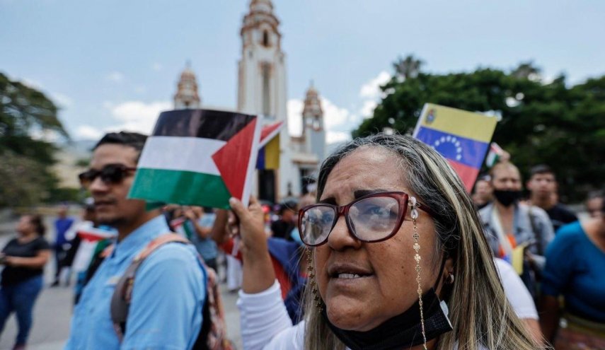بالصور.. مسيرة في العاصمة الفنزويلية دعما للشعب الفلسطيني 