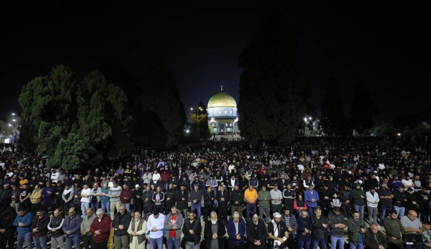 بالصور.. 70 ألف مصلٍّ يؤدّون صلاة العشاء في المسجد الأقصى