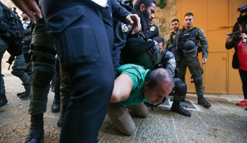 الاحتلال يواصل احتجاز 10 شبان على حاجز عسكري غرب نابلس