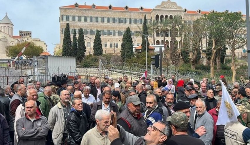 اعتصام عدد من المتقاعدين العسكريين في مركز بيروت 
