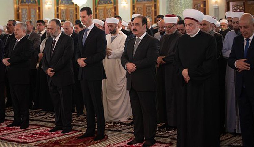 بالصور.. الرئيس السوري يصلي العيد في رحاب جامع الرئيس الراحل حافظ الأسد
