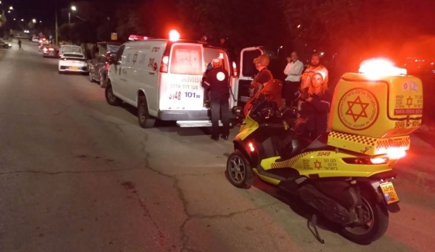 الاحتلال يصيب عاملين فلسطينيين بالرصاص في قلقيلية