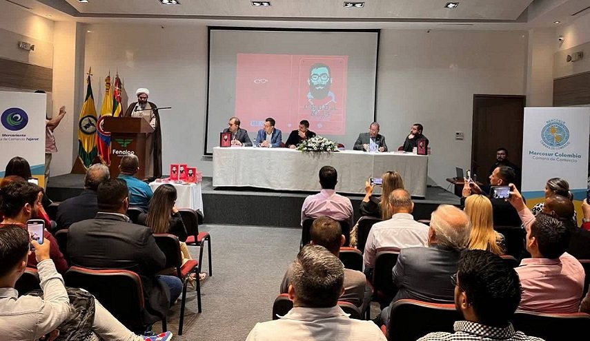بالصور.. إزاحة الستار عن كتاب مذكرات قائد الثورة الإسلامية في كولومبيا 