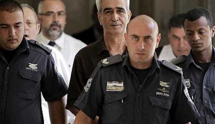 بينهم قائد فلسطيني.. الاحتلال يضيق الخناق على الأسرى بسجن ريمون