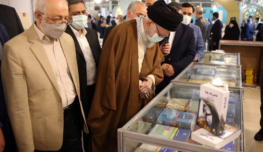 قائد الثورة يتفقد معرض طهران الدولي للكتاب
