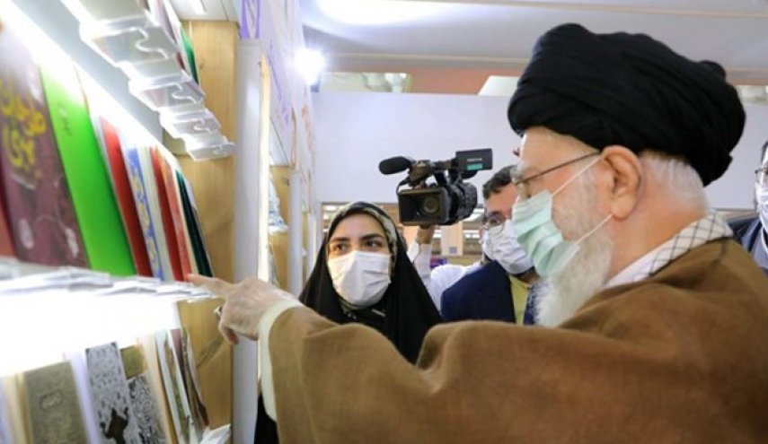 قائد الثورة يدعو للمزيد من العمل في مجال كتب الاطفال والناشئة