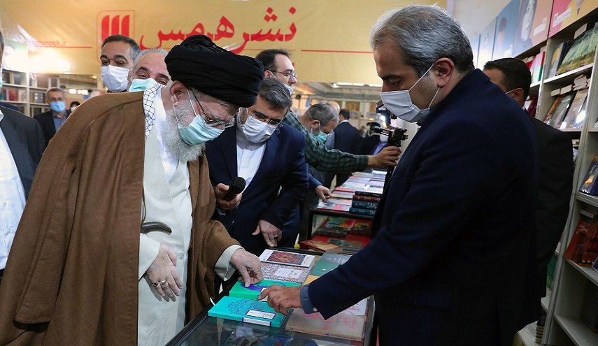 قائد الثورة: مازال الكتاب يحتل مكانة عالية ومرموقة + صور