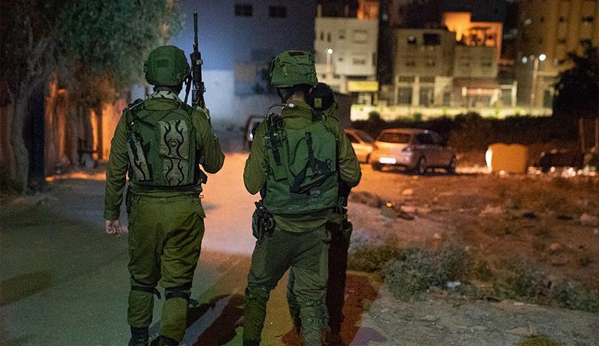 الإحتلال يعتقل أسيرا محررا بمخيم طولكرم وشابا فلسطينيا من سعير