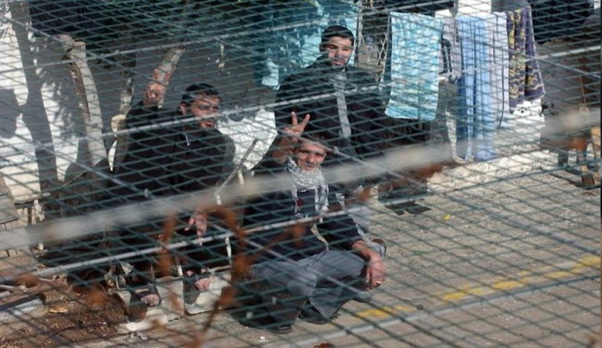 الأسرى الفلسطينيون بسجون الاحتلال يضربون عن الطعام ليوم