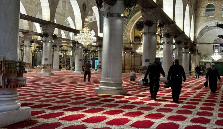  قوات الاحتلال تغلق أبواب المصلى القبلي تمهيدا لاقتحام الأقصى