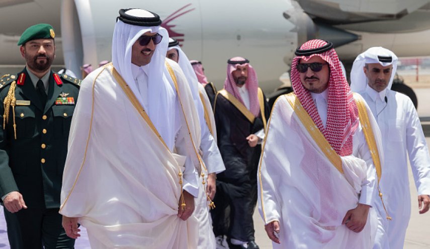 أمير قطر يغادر جدة بعد حضور الجلسة الافتتاحية للقمة العربية
