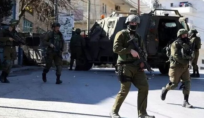 مداهمات واعتقالات واسعة بالضفة والقدس