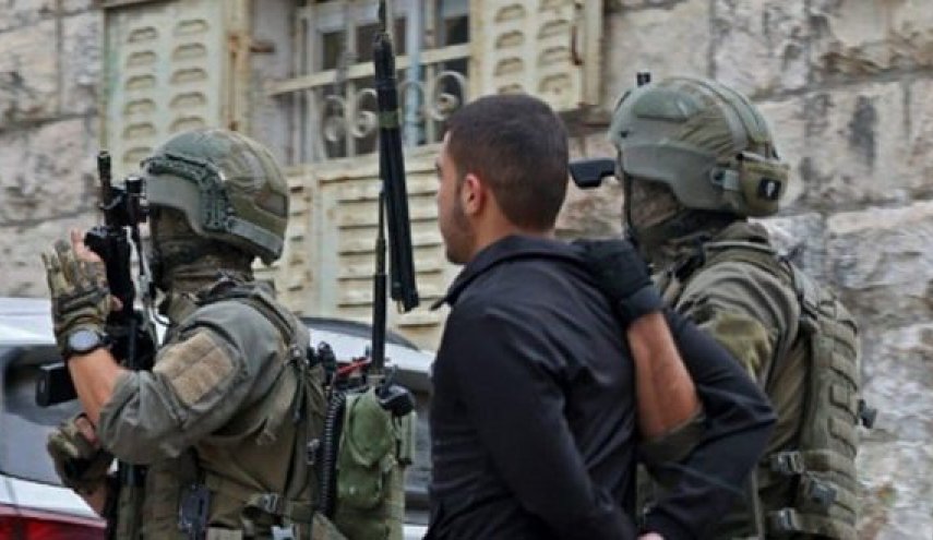 الاحتلال يعتقل ثلاثة فلسطينيين في الضفة الغربية