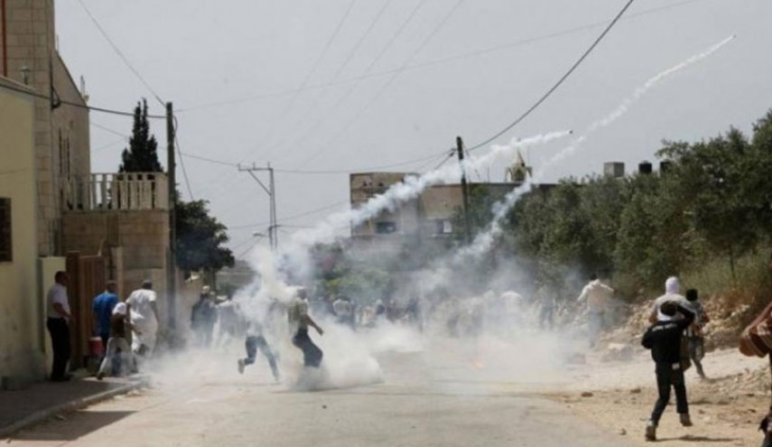 إصابة فلسطينيين بإختناقات في مواجهات مع الإحتلال غرب نابلس