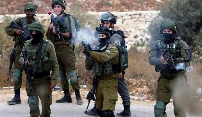 إصابة فلسطيني برصاص الاحتلال واعتقال أسير محرر من الضفة
