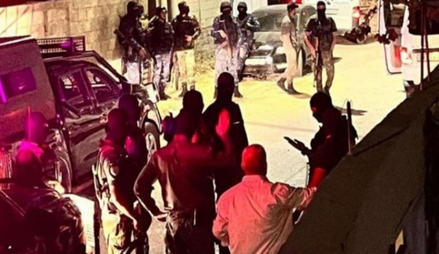 أجهزة السلطة تقتحم منزل مصعب اشتية وتعتدي على عائلته بشكل همجي

