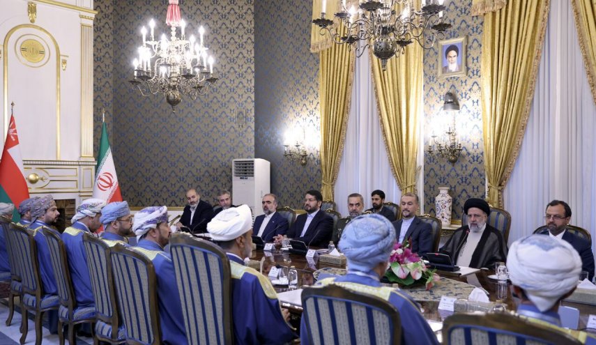رئيسي: تم النهوض بالعلاقات بين إيران وسلطنة عمان من المرحلة التجارية إلى الاستثمارية