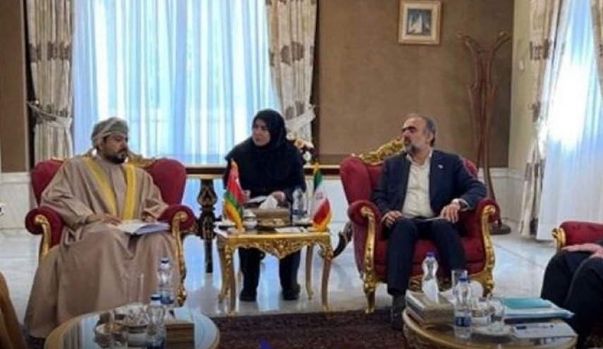 المشرف على وزارة الصناعة الايرانية يجتمع بوزير الصناعة العماني