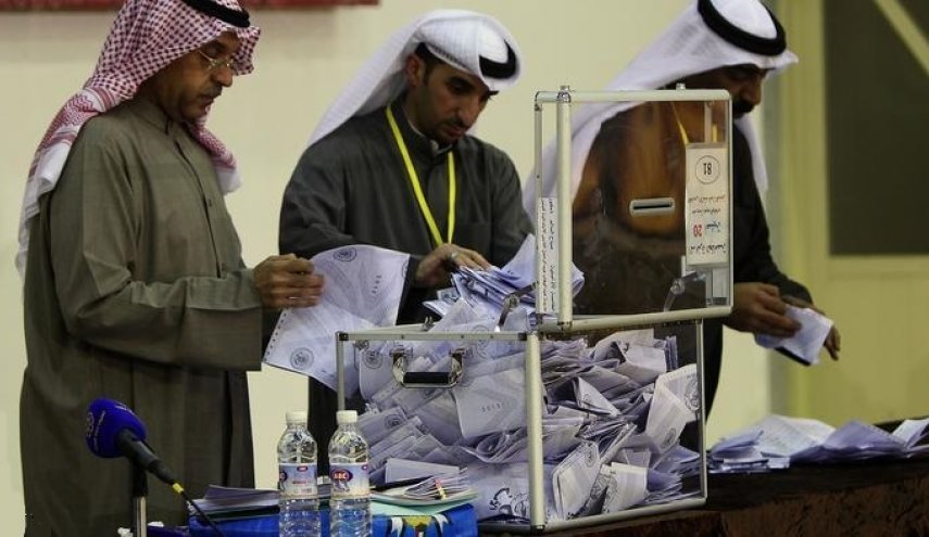 الكويتيون يدلون بأصواتهم في الانتخابات البرلمانية