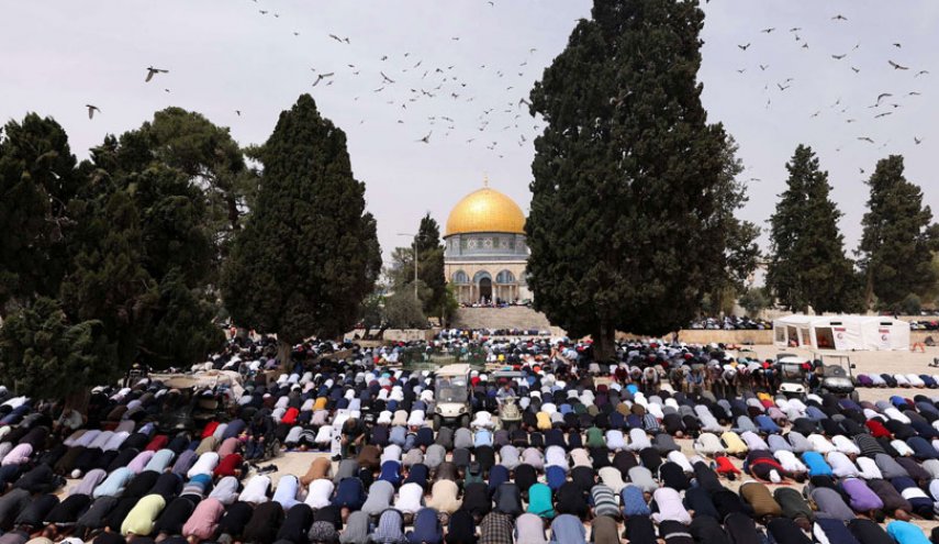 عشرات الألاف يؤدون صلاة الجمعة بالمسجد الأقصى
