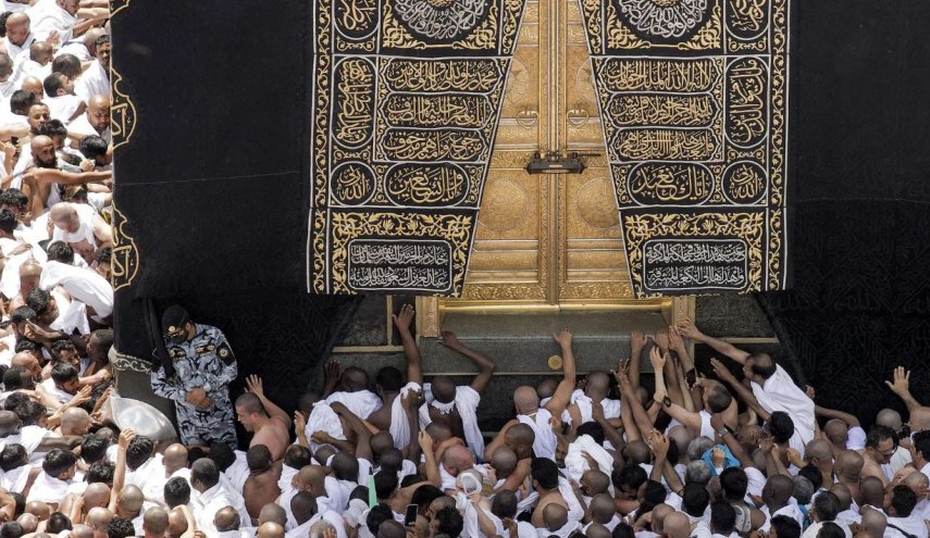 بالصور.. رفع الكسوة عن الكعبة المشرفة استعدادا لموسم الحج 
