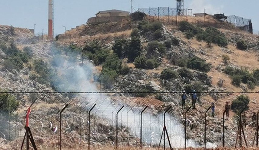 شبان لبنانيون يحطمون زجاج آلية صهيونية في كفرشوبا