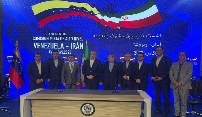 إيران وفنزويلا توقعان علی عدة عقود نفطية