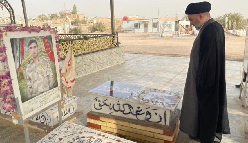 بالصور.. نجل المرجع السيستاني يزور قبور شهداء الحشد