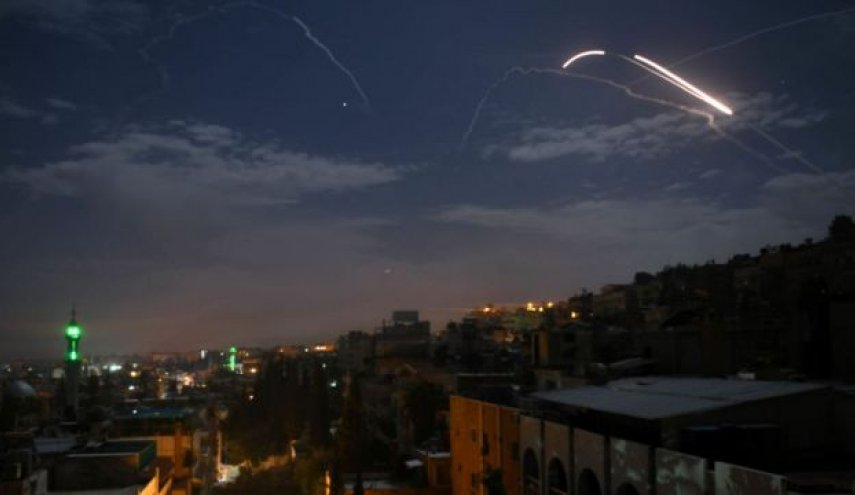 الدفاع الجوي السوري يتصدى لأهداف معادية في سماء محيط دمشق

