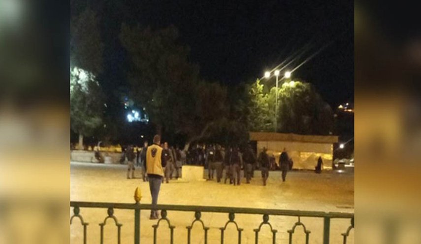 الإحتلال يقتحم الأقصى ويخرج المعتكفين بالقوة
