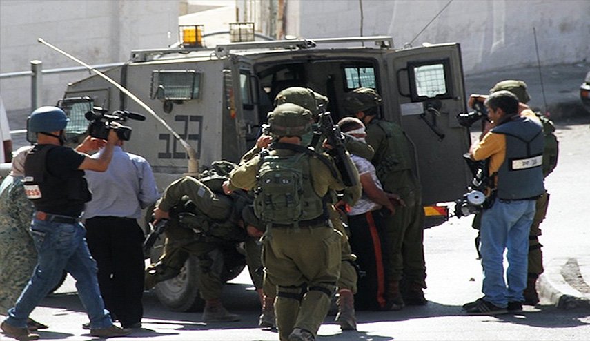 الاحتلال يعتقل شابين فلسطينيين اثنين أحدهما أثناء عودته من الأردن
