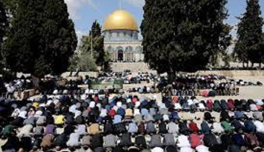 40 ألف مصل فلسطيني يؤدون صلاة الجمعة في الأقصى

