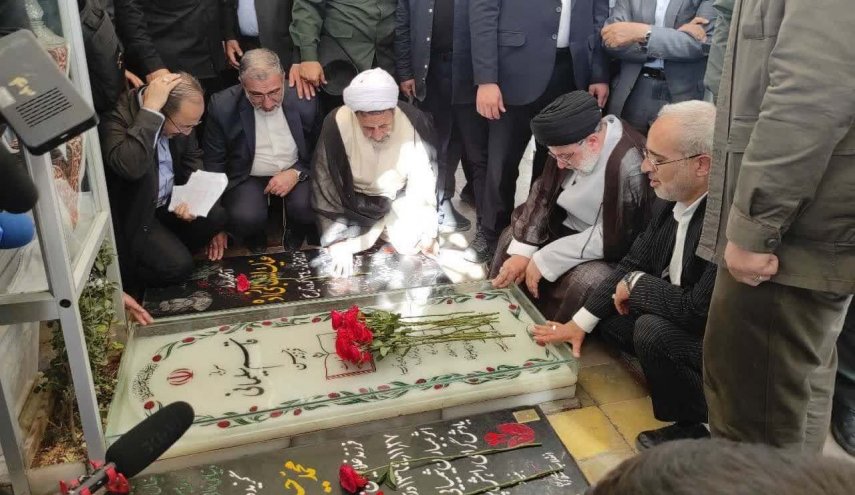 الرئيس الايراني يزور مرقد الشهيد الفريق سليماني في كرمان
