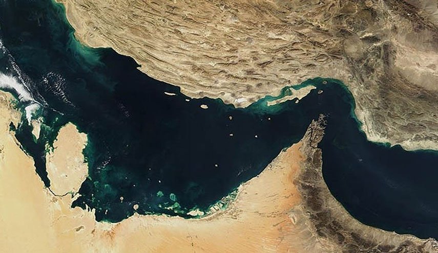 ايران تنفي مزاعم سعيها لتوقيف ناقلتي نفط قرب مضيق هرمز