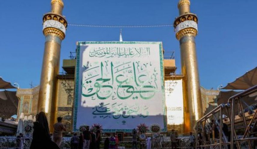 بالصور.. توافد الاف الزائرين الى المرقد العلوي لاحياء ليلة عيد الغدير
