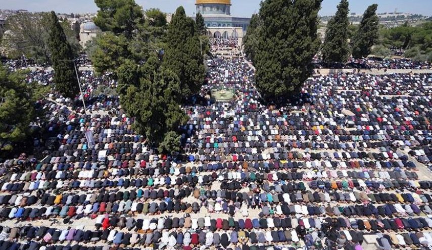 عشرات آلاف الفلسطينيين يؤدون صلاة الجمعة في الأقصى

