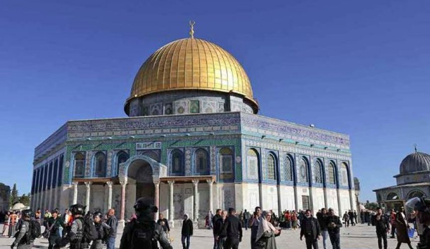 الإحتلال يقتحم الأقصى المبارك ويعتقل شابا
