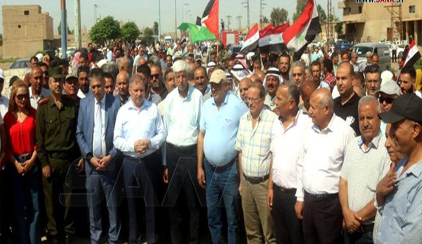 وقفة احتجاجية لأهالي البلدات السبع المحررة بريف دير الزور رفضا للاحتلال الأمريكي