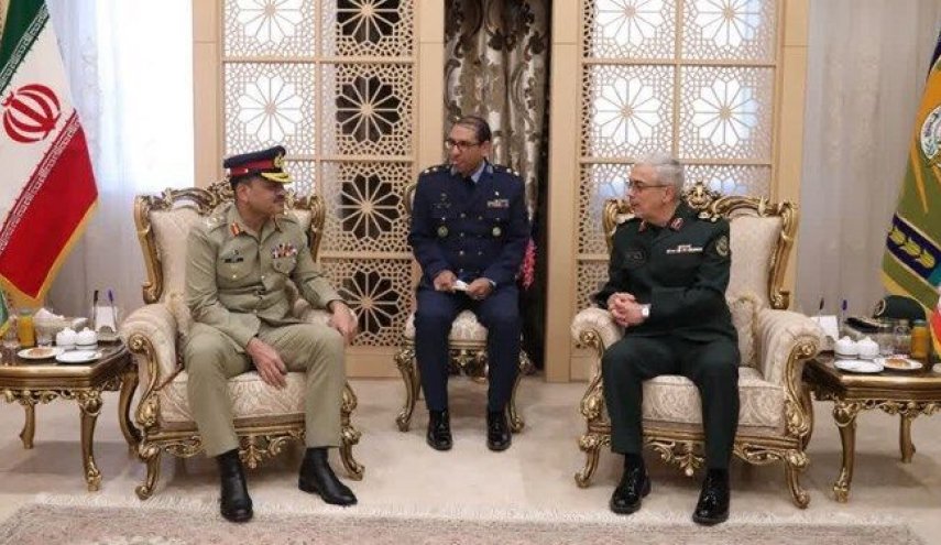 اللواء باقري يؤكد على زيادة التفاعلات الدفاعية والأمنية بين إيران وباكستان