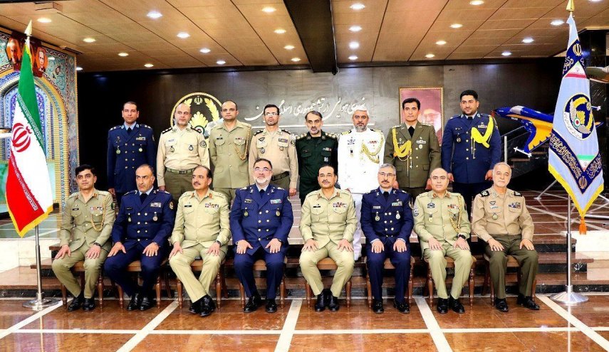 إيران وباكستان تؤكدان تعزیز التفاعلات الدفاعية والأمنية بینهما