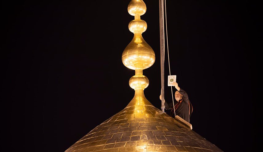 زوار الامام الحسين (ع) يرفعون المصاحف نصرة للقرآن الكريم