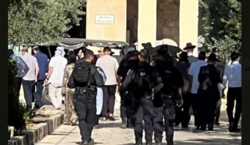 مستوطنون يقتحمون المسجد الأقصى