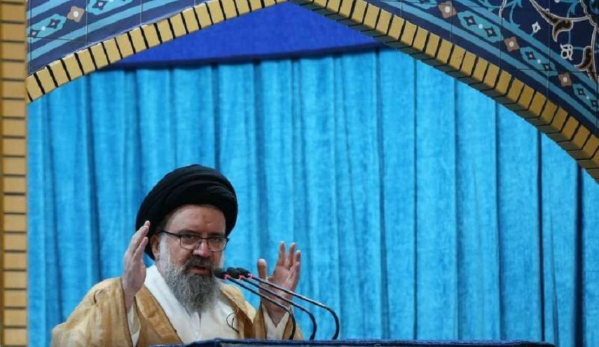 خطيب جمعة طهران: على الشعوب المسلمة ان تجعل السويد تندم على تدنيس القرآن