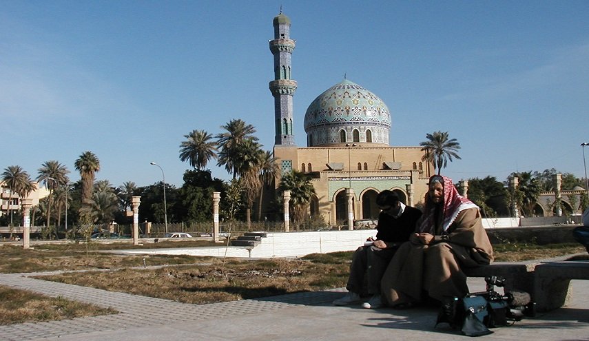تزيين جدارية ببغداد نصرة لكتاب الله والعلم العراقي + صورة