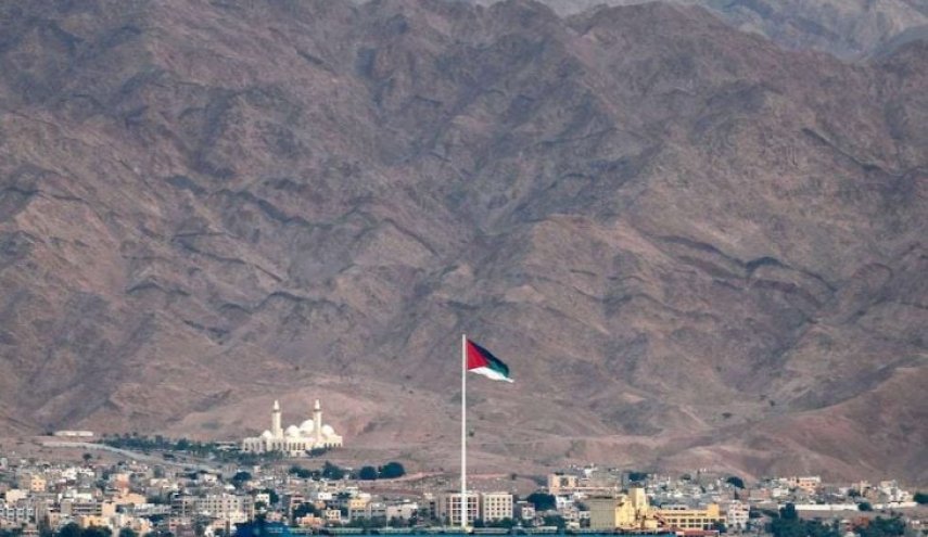 توتر بين تل أبيب وعمّان بسبب احتجاز 150 سائحا صهيونياً على معبر حدودي وقص “سوالف” عدد منهم