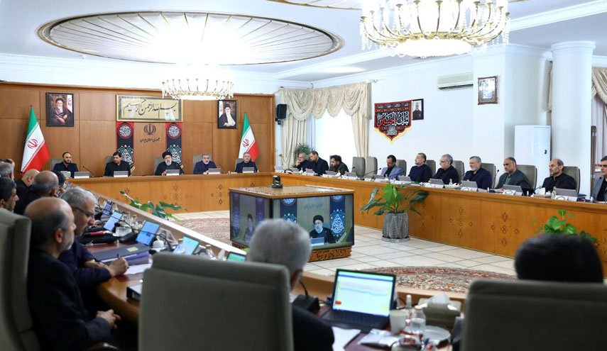 وزارت اقتصاد و بانک مرکزی به اضافه برداشت برخی بانک‌ها رسیدگی کنند