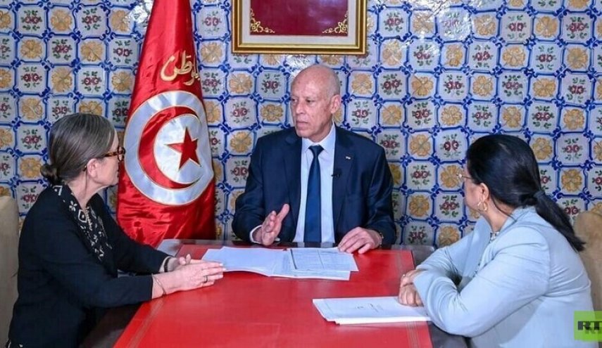 تونس.. قيس سعيد يعفي رئيسة الحكومة ويعين خلفا لها

