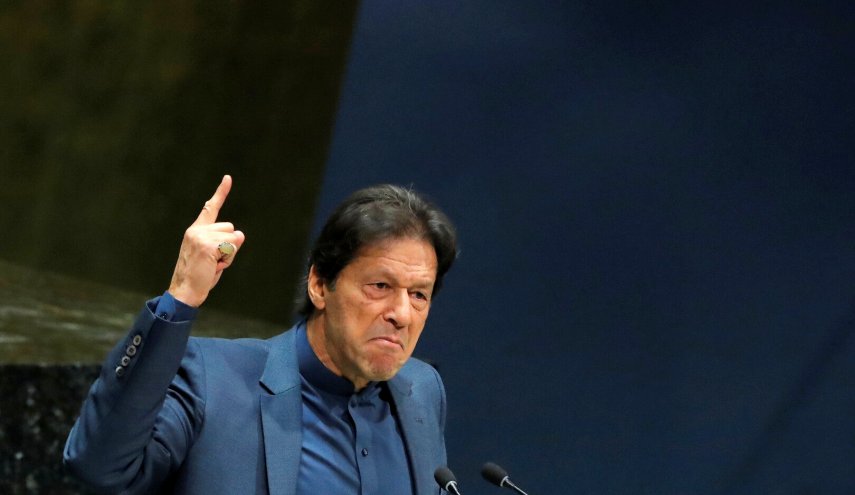 عمران خان لأنصاره: واصلوا الاحتجاجات السلمية ولا تجلسوا داخل منازلكم