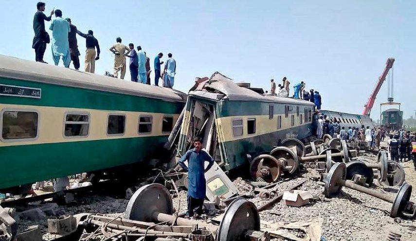 مقتل واصابة قرابة 100 شخص بخروج قطار عن مسارة بباكستان